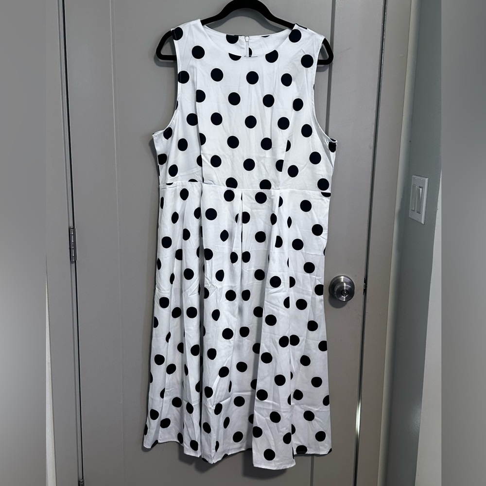 *Sleeveless Polka Dot Dress